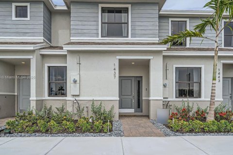 Townhouse in Florida City, Florida 3 bedrooms, 128.21 sq.m. № 1864598 - photo 1
