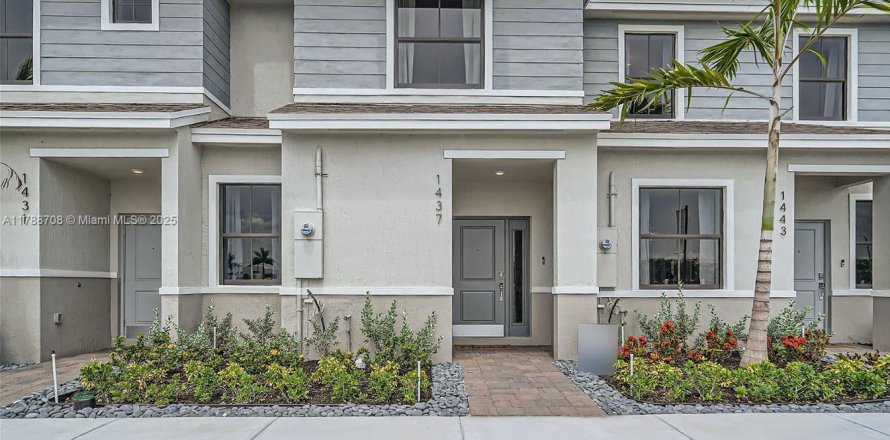 Townhouse in Florida City, Florida 3 bedrooms, 128.21 sq.m. № 1864598
