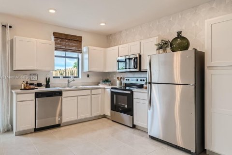Townhouse in Florida City, Florida 3 bedrooms, 128.21 sq.m. № 1864598 - photo 8