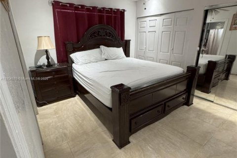 Casa en venta en Hialeah, Florida, 4 dormitorios, 193.61 m2 № 1872617 - foto 10