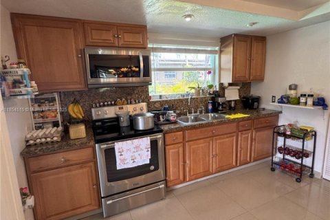 Casa en venta en Hialeah, Florida, 4 dormitorios, 193.61 m2 № 1872617 - foto 5