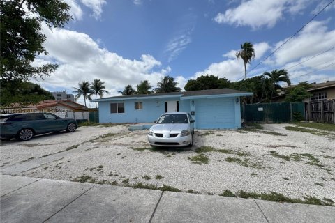 Casa en venta en Hialeah, Florida, 4 dormitorios, 193.61 m2 № 1872617 - foto 1