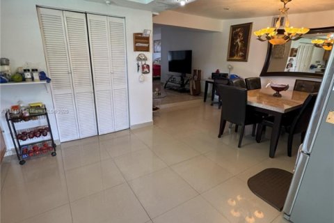 Casa en venta en Hialeah, Florida, 4 dormitorios, 193.61 m2 № 1872617 - foto 6