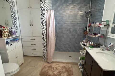 Casa en venta en Hialeah, Florida, 4 dormitorios, 193.61 m2 № 1872617 - foto 15