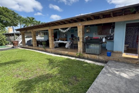 Casa en venta en Hialeah, Florida, 4 dormitorios, 193.61 m2 № 1872617 - foto 4