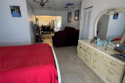 Casa en venta en Hialeah, Florida, 4 dormitorios, 193.61 m2 № 1872617 - foto 8