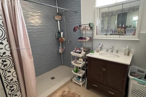 Casa en venta en Hialeah, Florida, 4 dormitorios, 193.61 m2 № 1872617 - foto 14