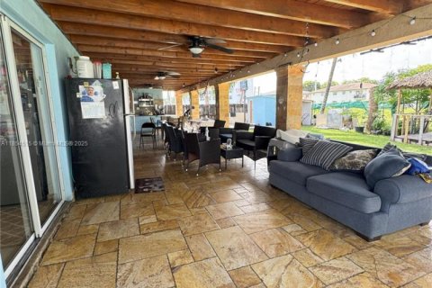 Casa en venta en Hialeah, Florida, 4 dormitorios, 193.61 m2 № 1872617 - foto 23