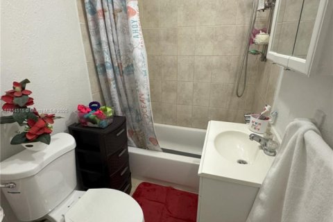 Casa en venta en Hialeah, Florida, 4 dormitorios, 193.61 m2 № 1872617 - foto 20