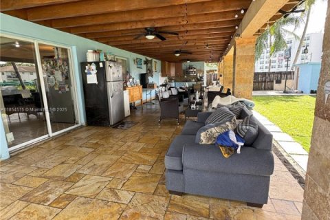 Casa en venta en Hialeah, Florida, 4 dormitorios, 193.61 m2 № 1872617 - foto 24
