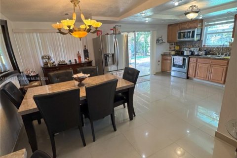Casa en venta en Hialeah, Florida, 4 dormitorios, 193.61 m2 № 1872617 - foto 7