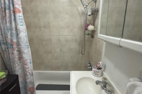 Casa en venta en Hialeah, Florida, 4 dormitorios, 193.61 m2 № 1872617 - foto 19