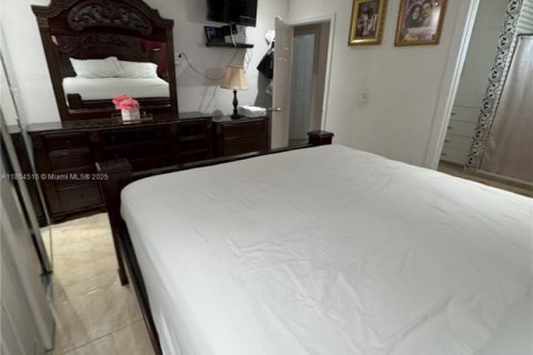 Casa en venta en Hialeah, Florida, 4 dormitorios, 193.61 m2 № 1872617 - foto 11