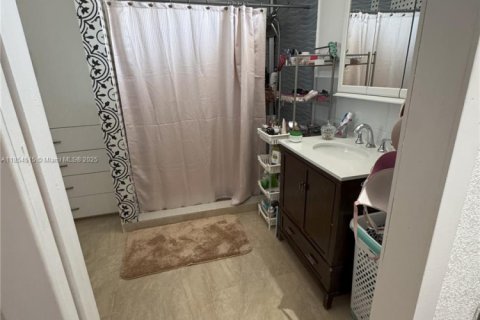 Casa en venta en Hialeah, Florida, 4 dormitorios, 193.61 m2 № 1872617 - foto 13