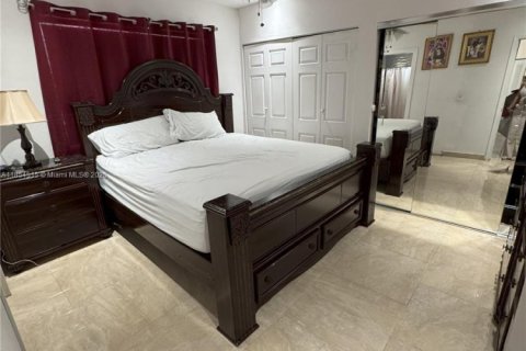Casa en venta en Hialeah, Florida, 4 dormitorios, 193.61 m2 № 1872617 - foto 9
