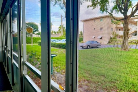 Condo in Lake Worth, Florida, 2 bedrooms № 2247131 - photo 12
