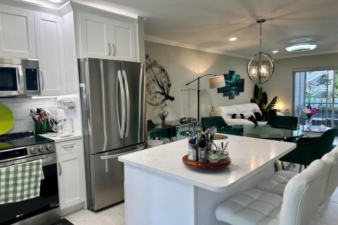 Condo in Lake Worth, Florida, 2 bedrooms № 2247131 - photo 5