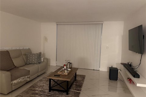 Copropriété à vendre à Hallandale Beach, Floride: 1 chambre, 66.8 m2 № 2152991 - photo 1