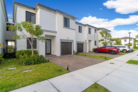 Townhouse in Miami, Florida 4 bedrooms, 235.41 sq.m. № 1644813 - photo 2