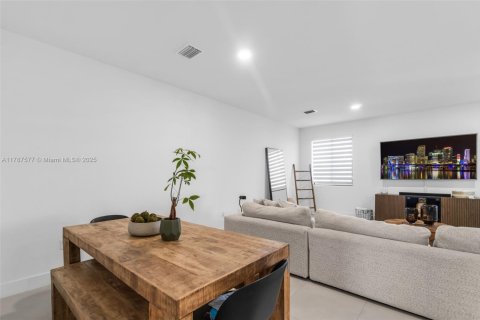 Townhouse in Miami, Florida 4 bedrooms, 235.41 sq.m. № 1644813 - photo 6