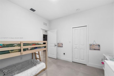 Townhouse in Miami, Florida 4 bedrooms, 235.41 sq.m. № 1644813 - photo 16