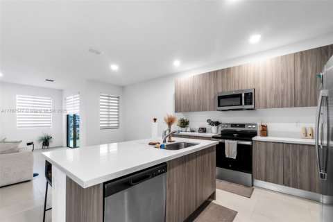 Townhouse in Miami, Florida 4 bedrooms, 235.41 sq.m. № 1644813 - photo 12