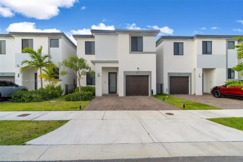 Townhouse in Miami, Florida 4 bedrooms, 235.41 sq.m. № 1644813 - photo 1