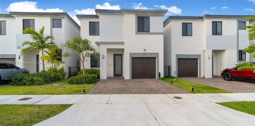 Townhouse in Miami, Florida 4 bedrooms, 235.41 sq.m. № 1644813