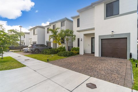 Townhouse in Miami, Florida 4 bedrooms, 235.41 sq.m. № 1644813 - photo 3