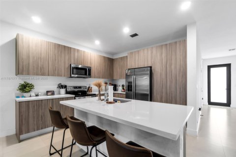 Townhouse in Miami, Florida 4 bedrooms, 235.41 sq.m. № 1644813 - photo 13