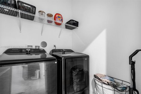 Townhouse in Miami, Florida 4 bedrooms, 235.41 sq.m. № 1644813 - photo 18