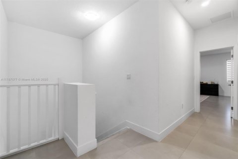 Townhouse in Miami, Florida 4 bedrooms, 235.41 sq.m. № 1644813 - photo 28