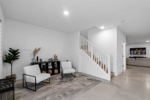 Townhouse in Miami, Florida 4 bedrooms, 235.41 sq.m. № 1644813 - photo 4