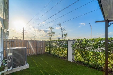 Townhouse in Miami, Florida 4 bedrooms, 235.41 sq.m. № 1644813 - photo 30