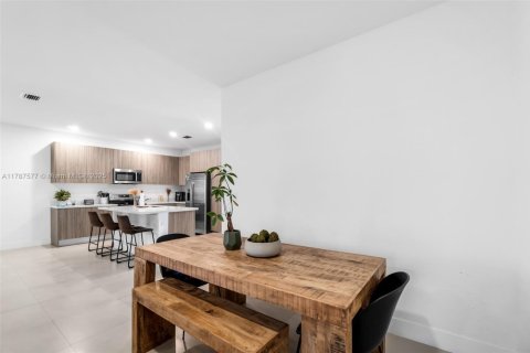 Townhouse in Miami, Florida 4 bedrooms, 235.41 sq.m. № 1644813 - photo 7