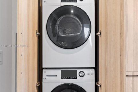 Купить кондоминиум в Майами, Флорида 1 спальня, 51.84м2, № 2181652 - фото 11