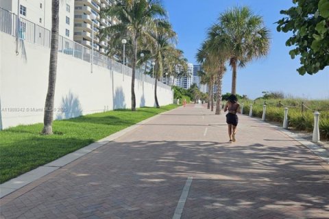 Condominio en venta en Miami Beach, Florida, 2 dormitorios, 76.55 m2 № 1774440 - foto 2
