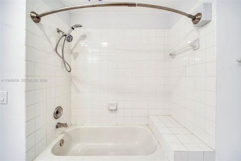 Villa ou maison à louer à Doral, Floride: 4 chambres, 293.76 m2 № 2004234 - photo 28