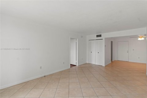 Condo in Plantation, Florida, 2 bedrooms  № 1764937 - photo 14
