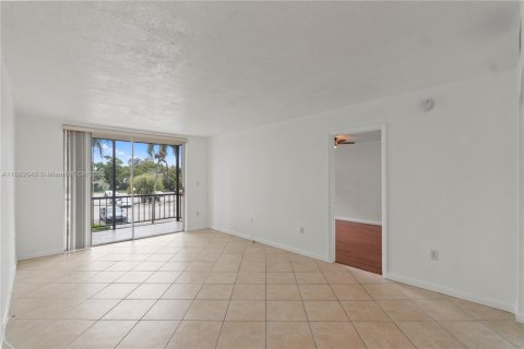 Condo in Plantation, Florida, 2 bedrooms  № 1764937 - photo 12
