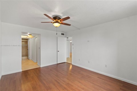 Condo in Plantation, Florida, 2 bedrooms  № 1764937 - photo 23