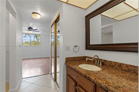 Condo in Plantation, Florida, 2 bedrooms  № 1764937 - photo 17