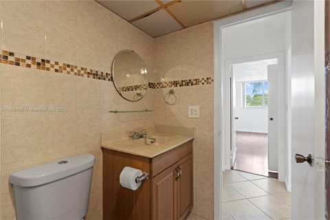 Condo in Plantation, Florida, 2 bedrooms  № 1764937 - photo 25