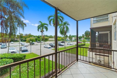Condo in Plantation, Florida, 2 bedrooms  № 1764937 - photo 9