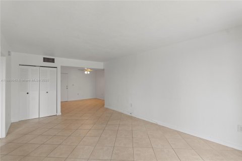 Condo in Plantation, Florida, 2 bedrooms  № 1764937 - photo 15