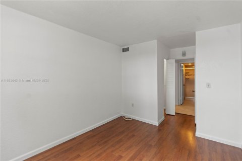 Condo in Plantation, Florida, 2 bedrooms  № 1764937 - photo 24