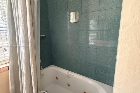 Condo in Miami Beach, Florida, 1 bedroom  № 1995501 - photo 10