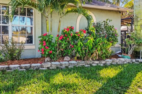House in Cape Coral, Florida 3 bedrooms, 159.61 sq.m. № 2199763 - photo 7