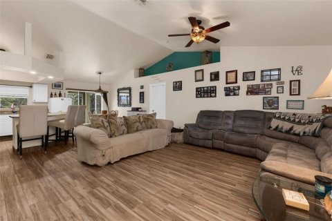 House in Cape Coral, Florida 3 bedrooms, 159.61 sq.m. № 2199763 - photo 9