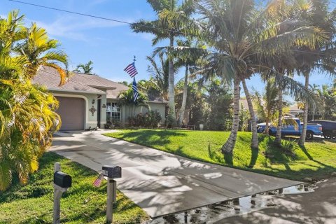 House in Cape Coral, Florida 3 bedrooms, 159.61 sq.m. № 2199763 - photo 4